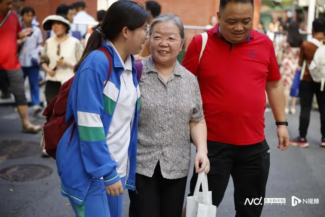 高考英语结束!考生分享题型难度及作文题目,家长场外暖心陪伴