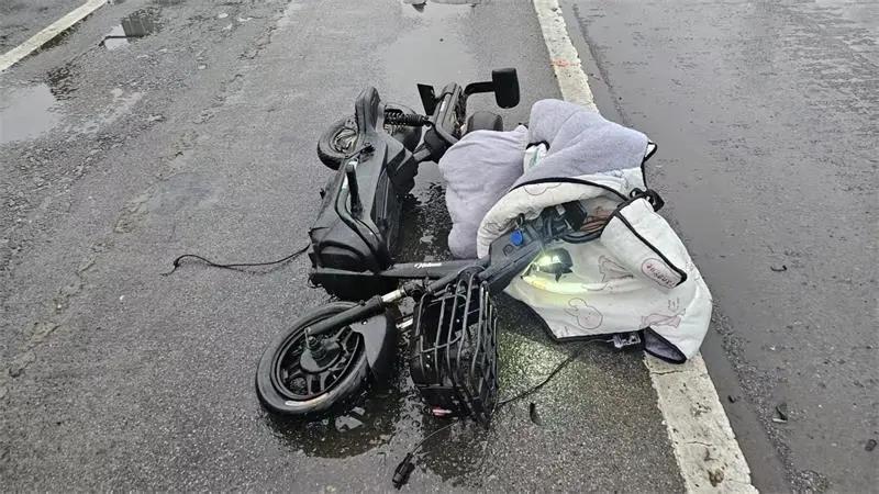 郑州漯河近期重型货车及摩托车闯红灯违章案例曝光