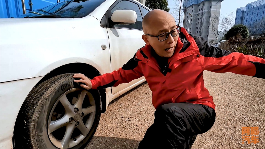 高速爆胎后自己换胎还是叫救援?老司机说实话