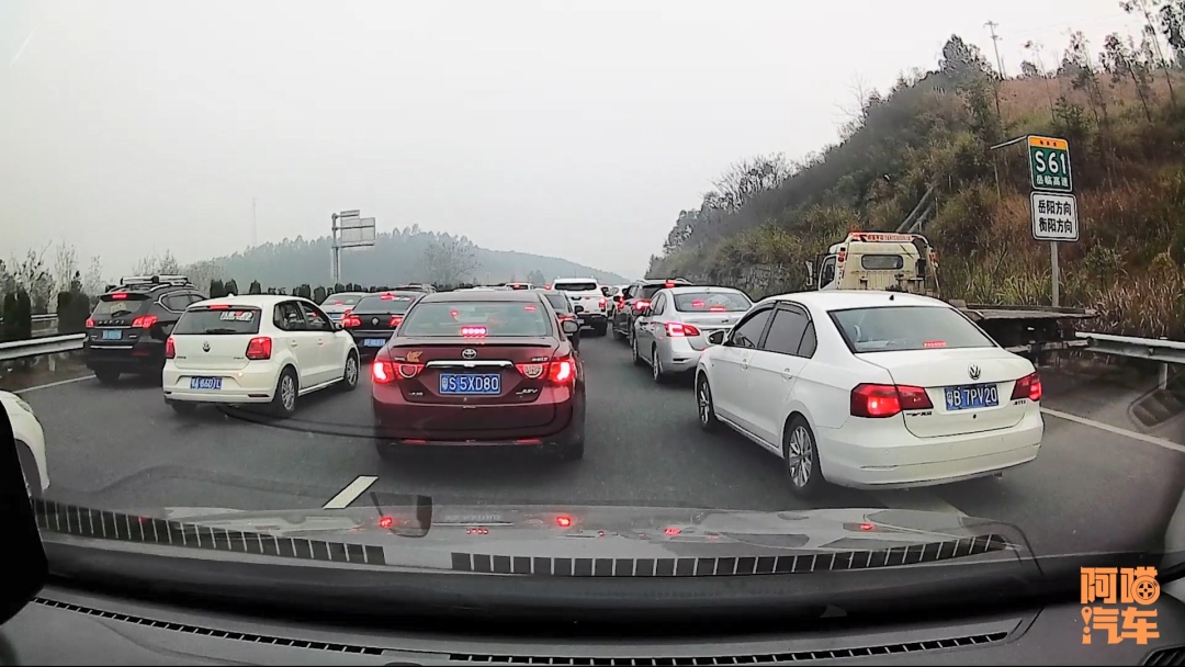 高速爆胎后自己换胎还是叫救援?老司机说实话