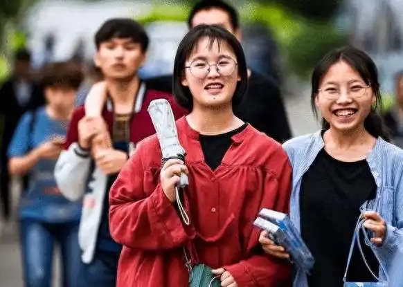 高考复读生激增，应届生升学遇困境，教育内卷加剧