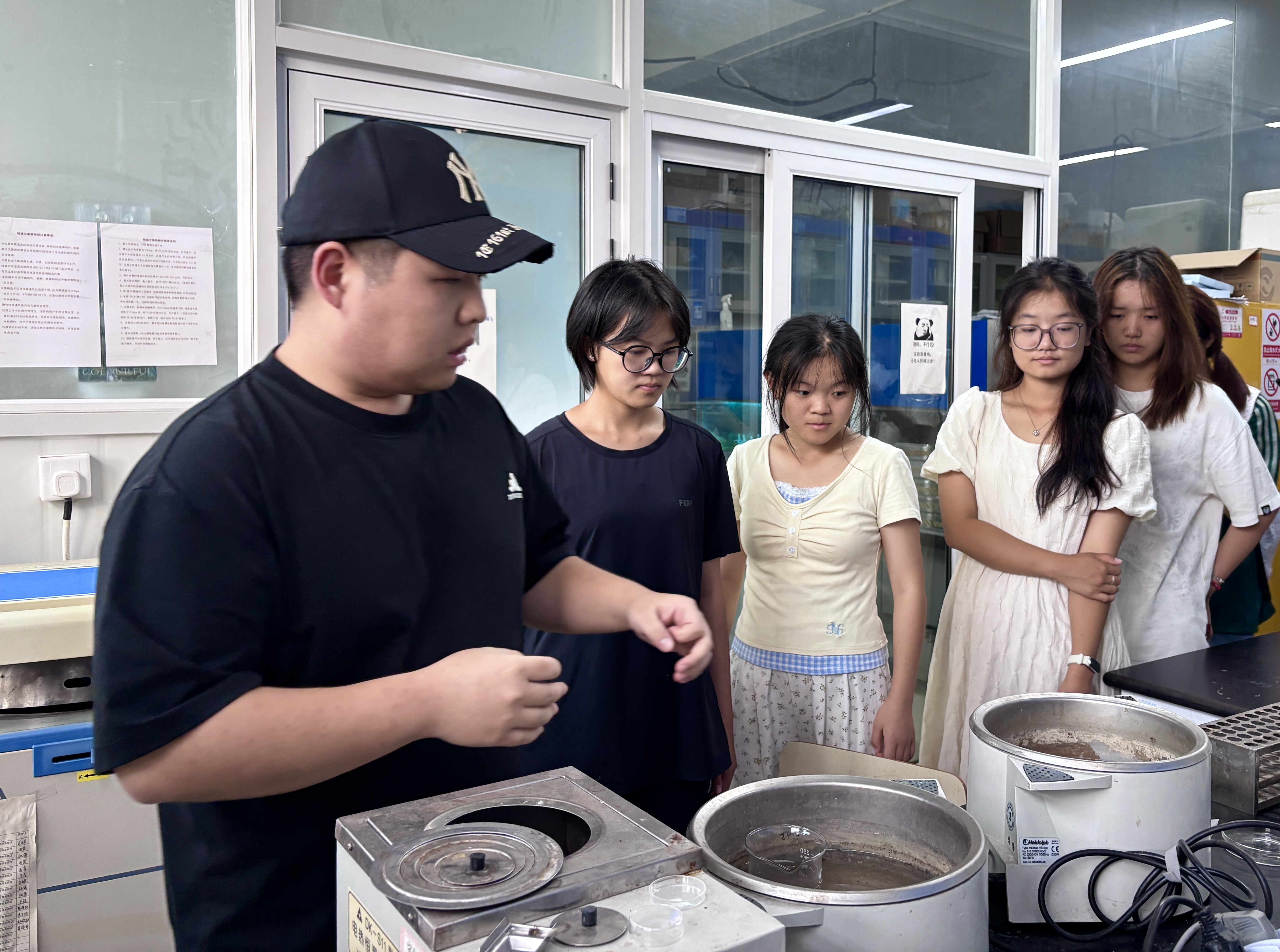 海洋学院举办2025级新生活动,带新生走进实验室了解专业