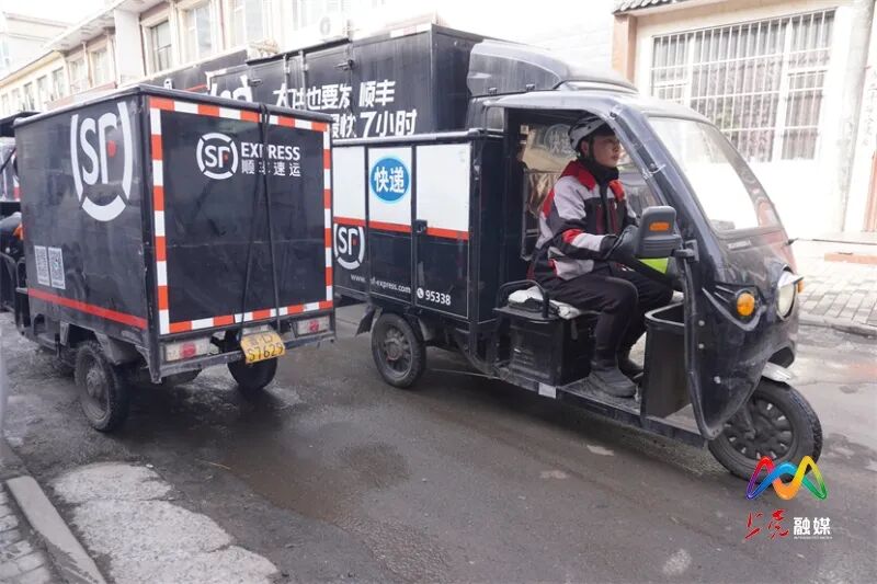 过年期间快递不停运,快递员坚守岗位保障物流畅通