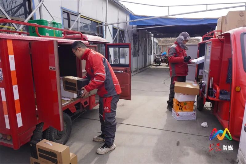 过年期间快递不停运,快递员坚守岗位保障物流畅通