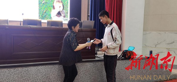 衡山岳云中学:高三学子聆听‘轻松备考’考前减压讲座