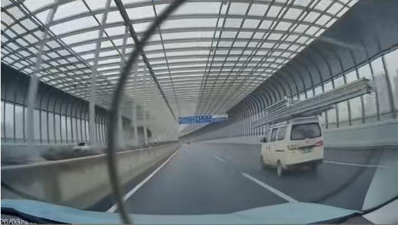 武汉一面包车违规载数十米钢材上路,司机被依法处罚