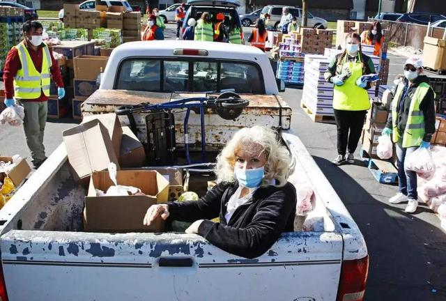 疫情危机下美国食品短缺加剧,食品银行面临困境