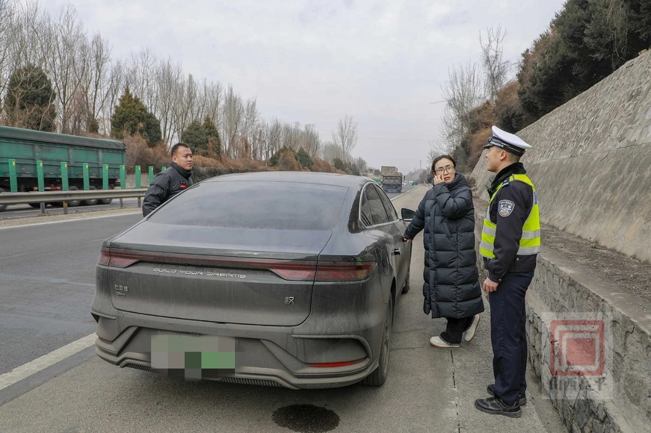 春节高速交警坚守一线,保市民旅客平安出行