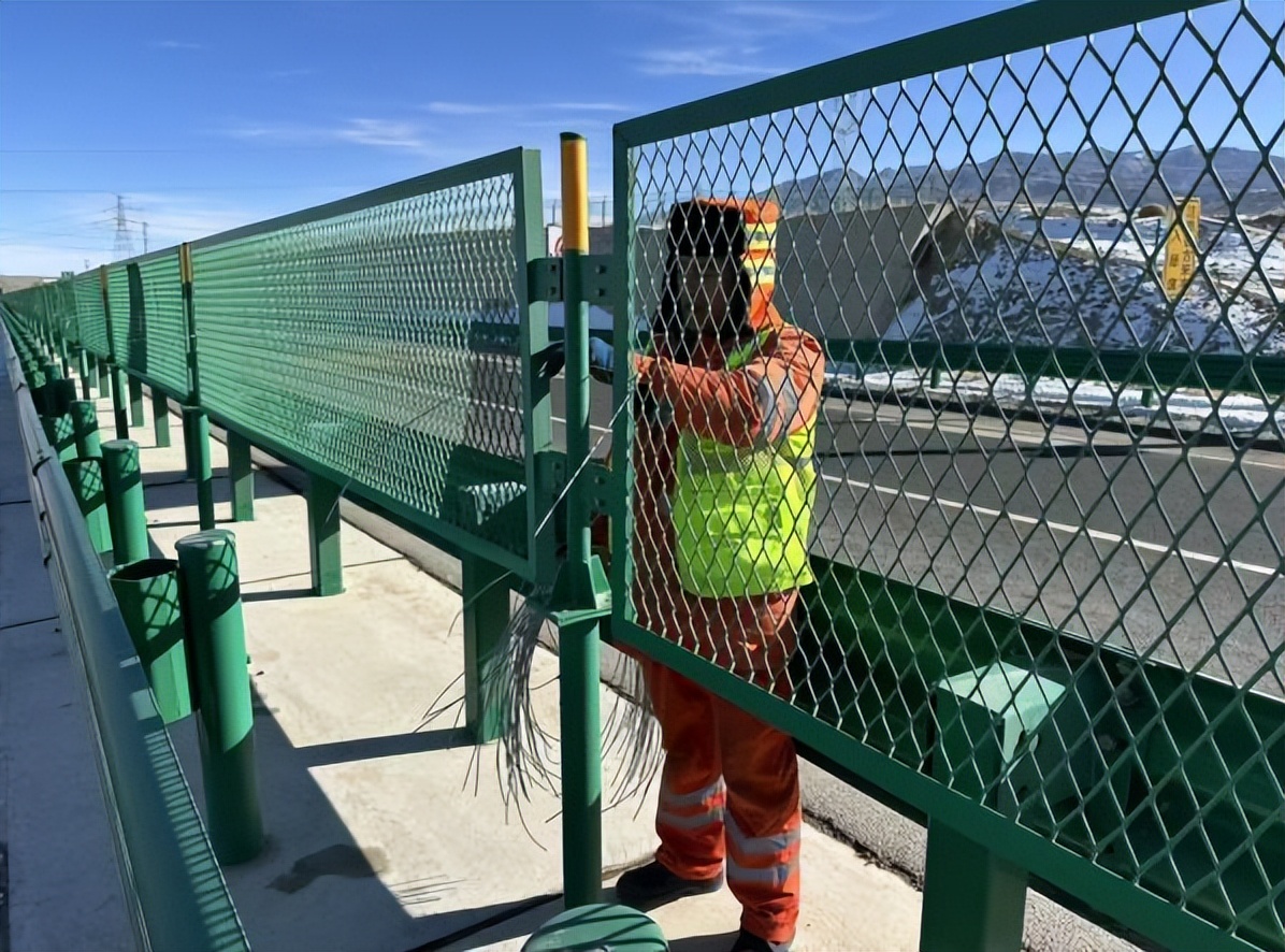 晨光中的公路守护者——直击敦当高速公路冬季日常养护第一线